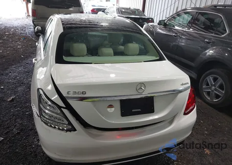 2018 Mercedes-Benz C 300 4Matic z USA, uszkodzony, nr VIN WDDWF4KB1JR356717